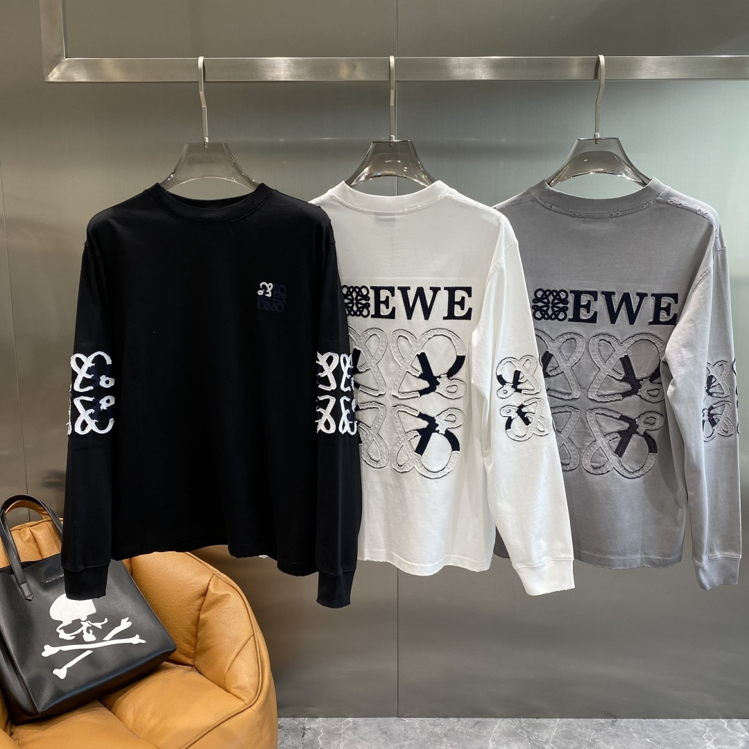 NO:684115,'Luojia' 2025 Autumn and Winter counter new fashion casual bottoming long-sleeved T-shirt, made of imported high-density double-sided stretch cotton fabric, made of exquisite original logo, excellent in comfort and breathability, soft, anti-wrinkle, elastic and excellent drape. It is handsome whether worn alone or as an inner layer. It conforms to men's practical dressing habits, pursues luxury, noble and elegant style, creates extraordinary men's taste, the visual effect is very good, the grade is very high, simple and fashionable, a must-have for leisure!  Size M-XXXL next day, loewe, tees, t-shirt,19860909《罗家》 2025秋冬专柜新款 时尚休闲打底衫长袖T恤,精选进口高密度双面拉架棉面料,精致原版logo打造,舒适性与透气性兼优,柔软抗皱弹性和垂性极佳,无论是单穿或是内搭都是帅气十足,吻合了男性实用穿衣习惯,追求奢华高贵优雅风范,打造不凡男士品味,视觉效果非常赞,档次极高,简约时尚,休闲必备之选！ 码数M-XXXL隔天,,loewe,tees，t-shirt,,Men's clothing