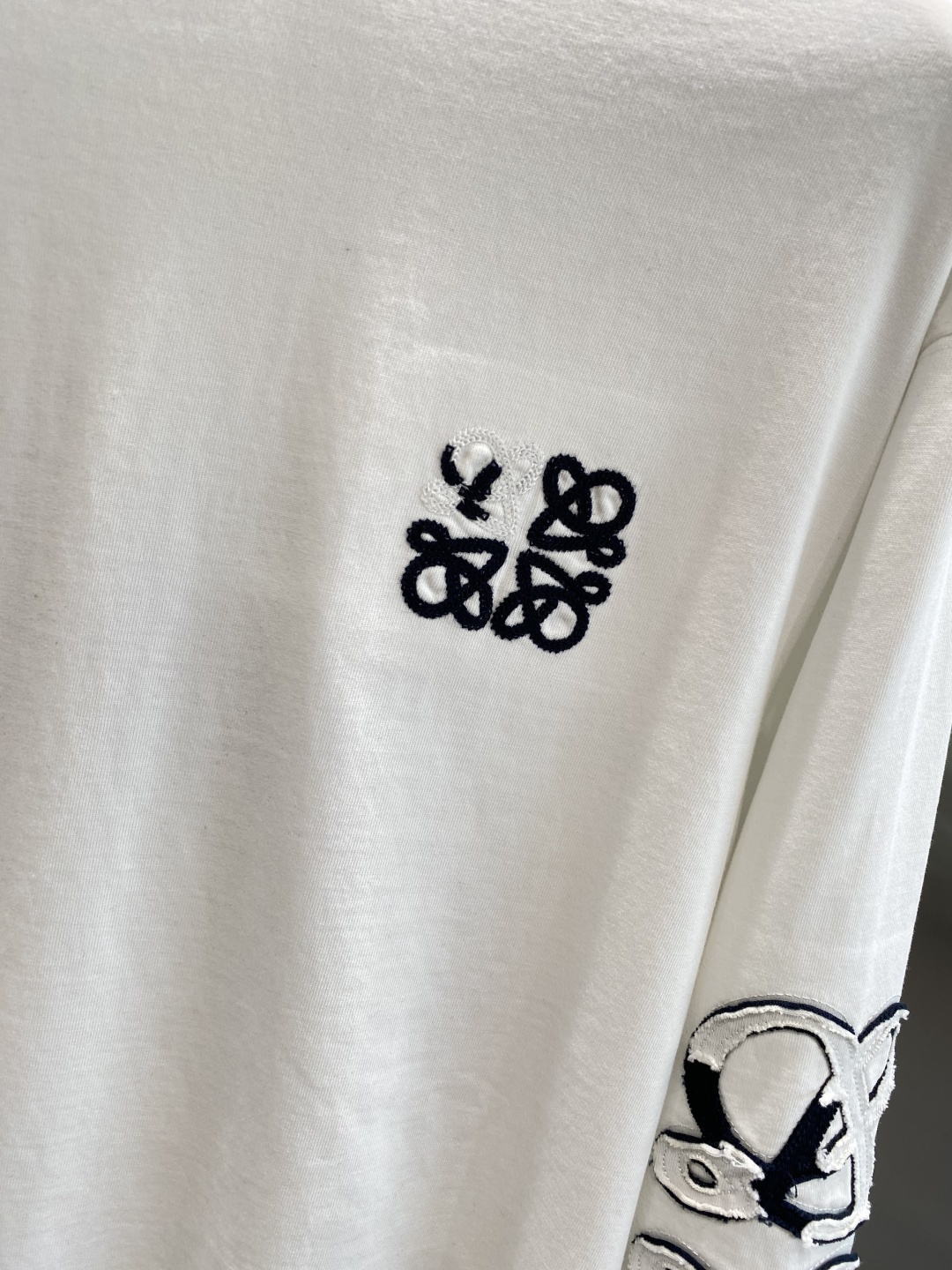 《𝙉𝙚𝙬🤍🖤罗家》2025秋冬专柜新款 时尚休闲打底衫长袖T恤，精选进口高密度双面拉架棉面料，精致原版l