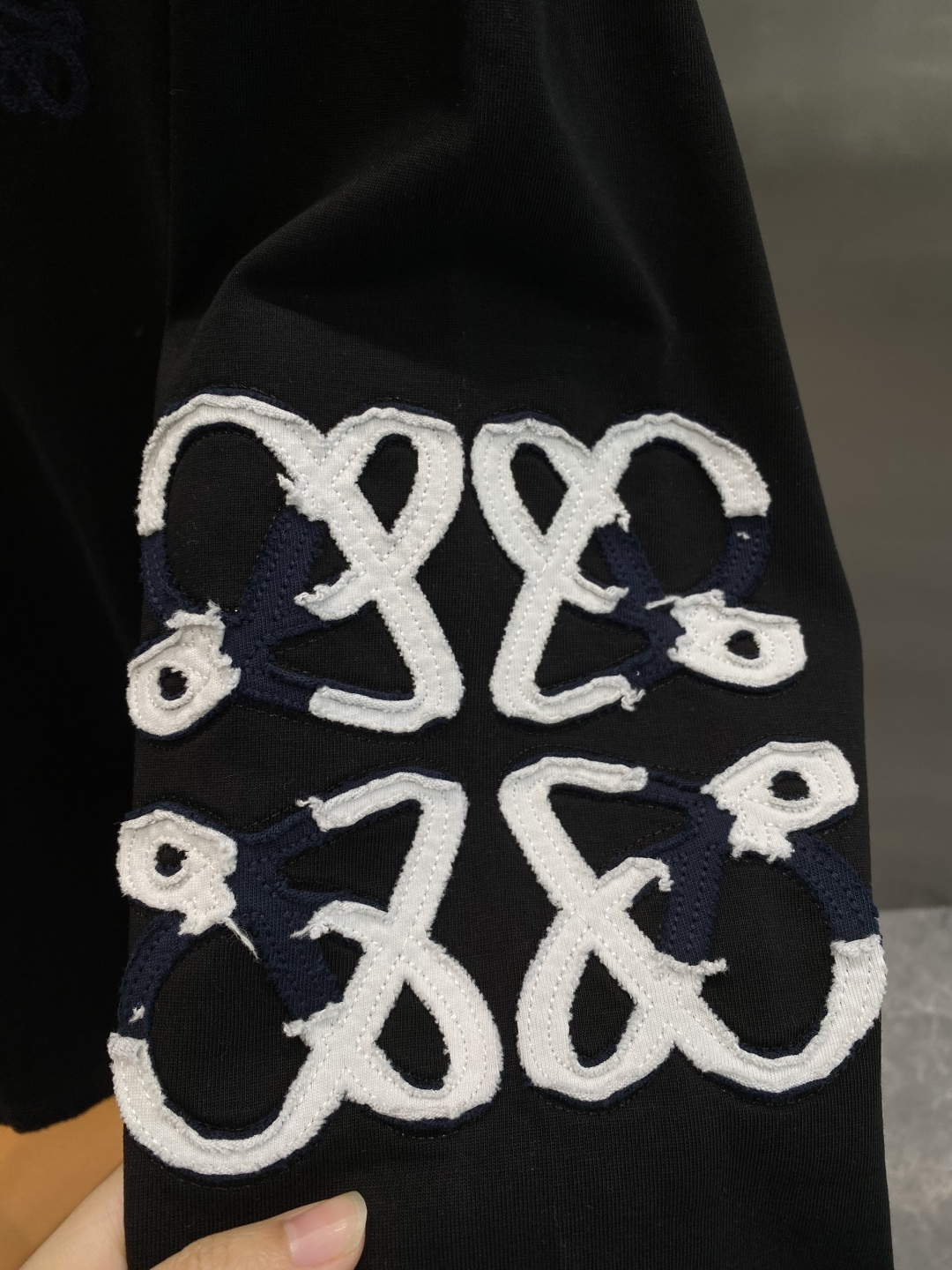 《𝙉𝙚𝙬🤍🖤罗家》2025秋冬专柜新款 时尚休闲打底衫长袖T恤，精选进口高密度双面拉架棉面料，精致原版l