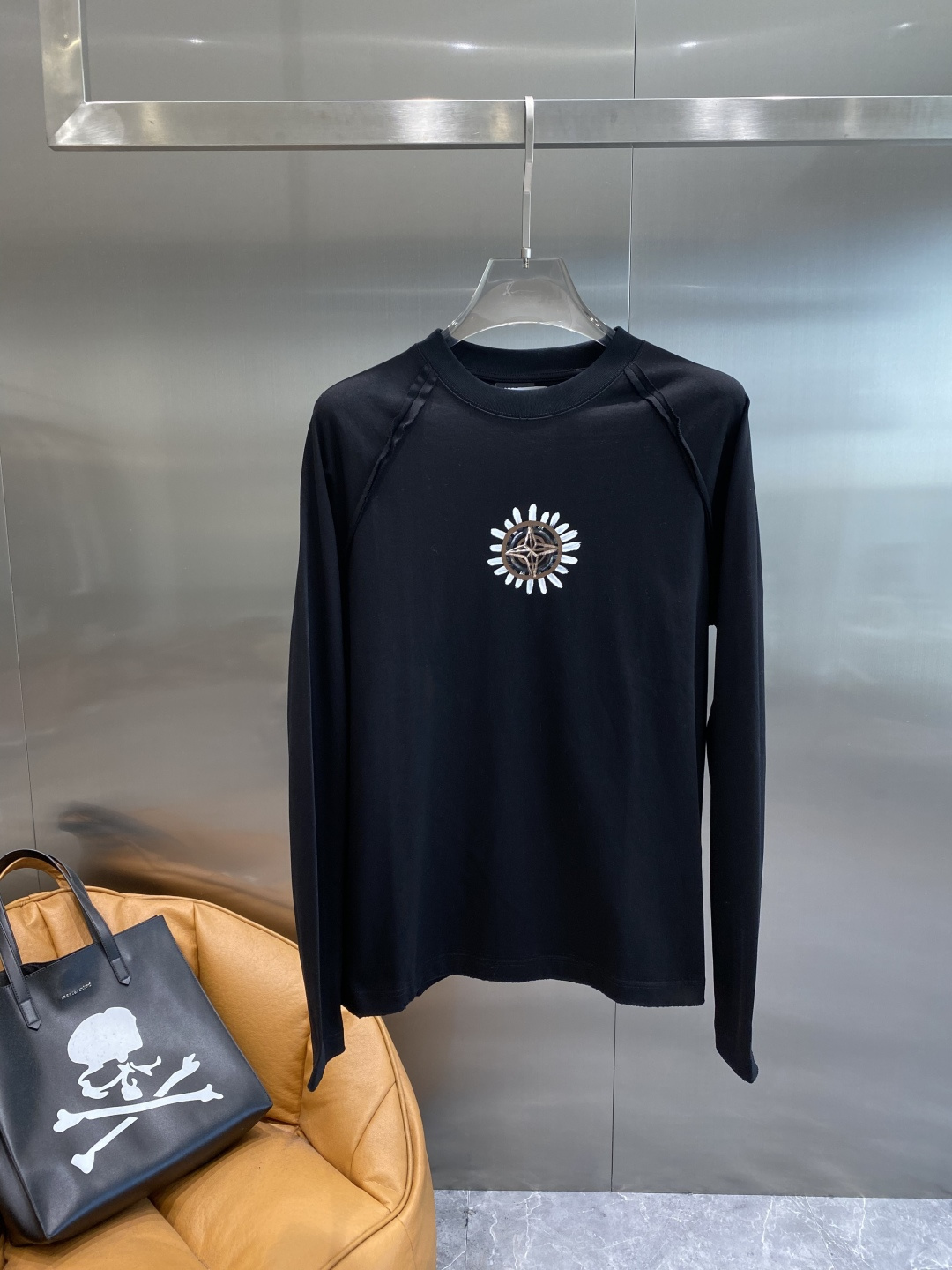 《𝙉𝙚𝙬🤍🖤石头家》2025秋冬专柜新款 时尚休闲打底衫长袖T恤，精选进口高密度双面拉架棉面料，精致原版