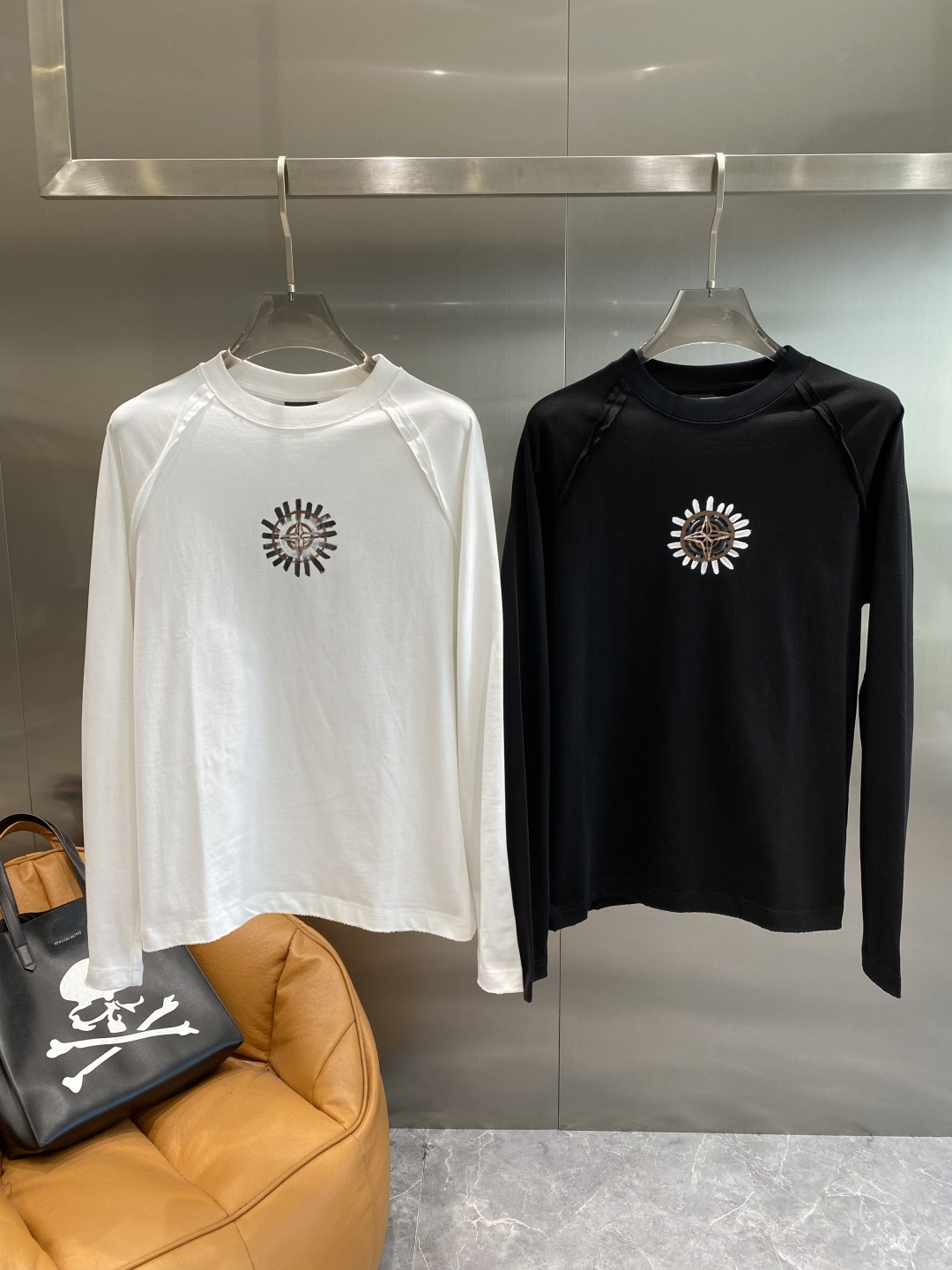 《𝙉𝙚𝙬🤍🖤石头家》2025秋冬专柜新款 时尚休闲打底衫长袖T恤，精选进口高密度双面拉架棉面料，精致原版