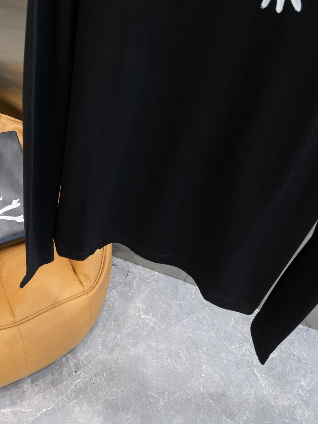 《𝙉𝙚𝙬🤍🖤石头家》2025秋冬专柜新款 时尚休闲打底衫长袖T恤，精选进口高密度双面拉架棉面料，精致原版