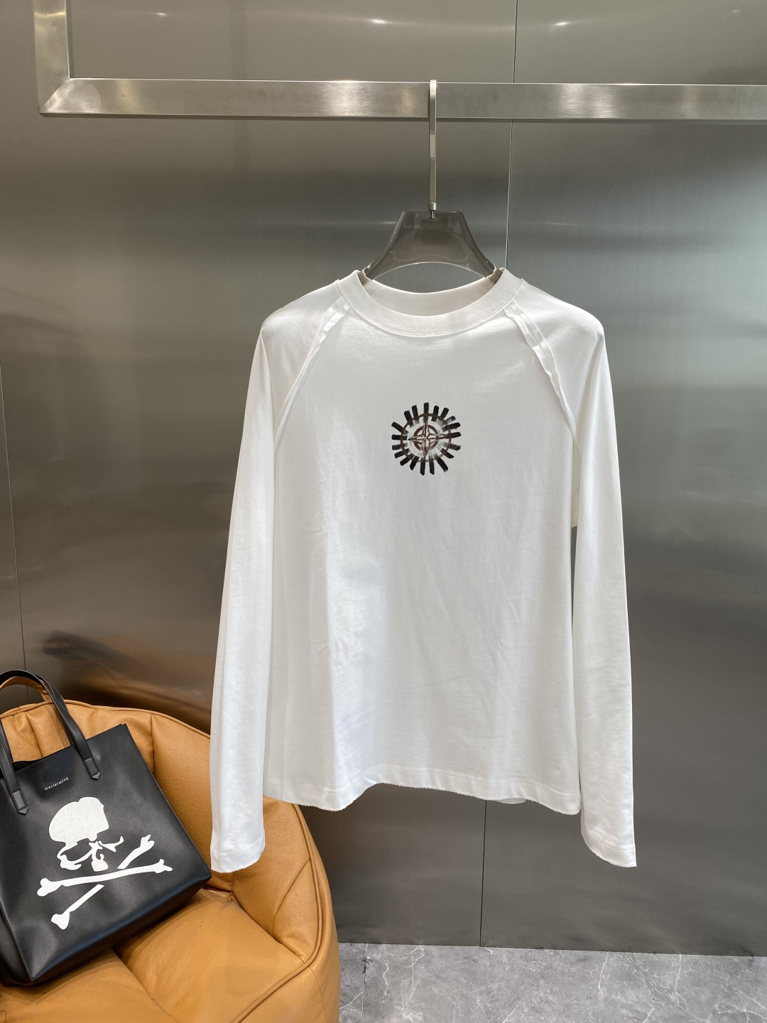 《𝙉𝙚𝙬🤍🖤石头家》2025秋冬专柜新款 时尚休闲打底衫长袖T恤，精选进口高密度双面拉架棉面料，精致原版
