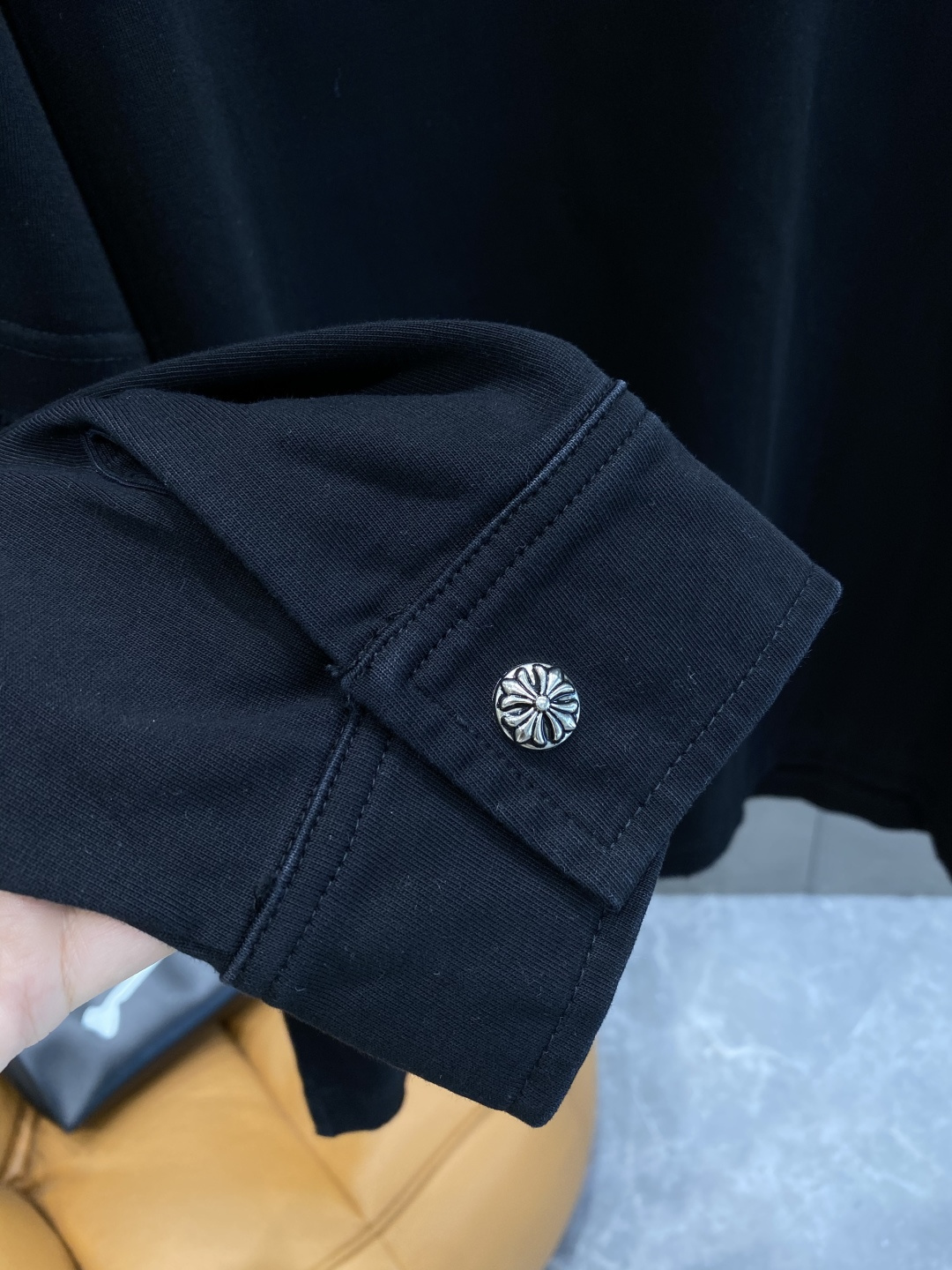 《𝙉𝙚𝙬🤍🖤克家》2025秋冬专柜新款 时尚休闲打底衫长袖T恤，精选进口高密度双面拉架棉面料，精致原版l