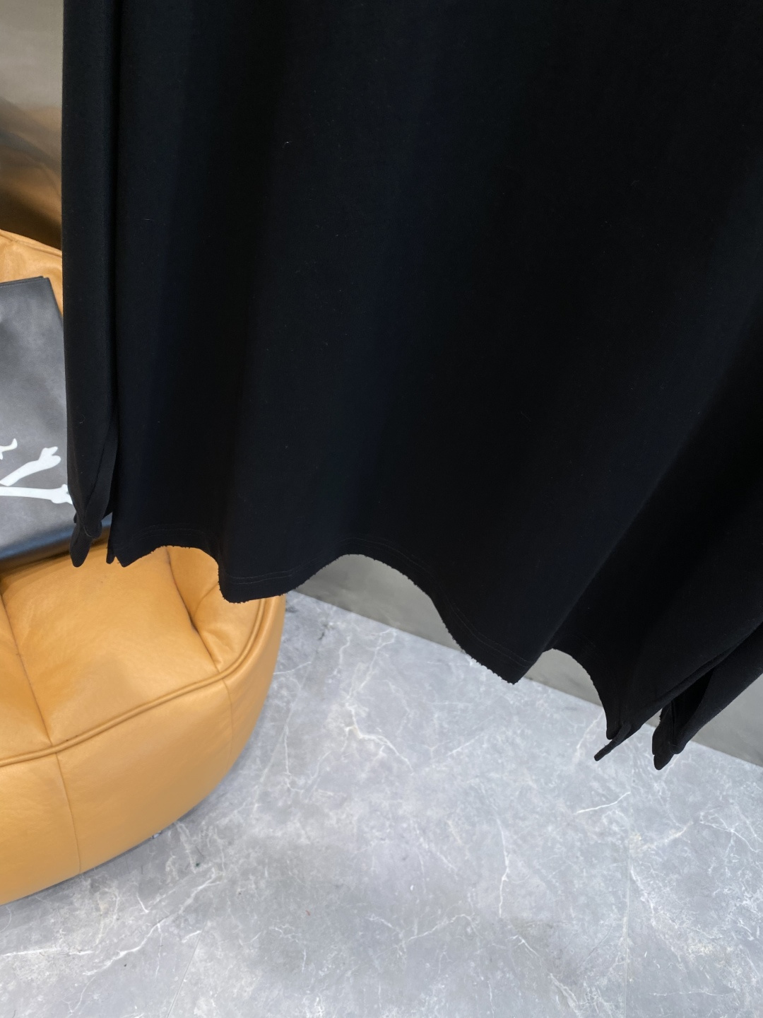 《𝙉𝙚𝙬🤍🖤亚历山家》2025ss长袖t恤 定制全棉双纱紧密爽滑面料，布面干净，布纹清晰，手感非常细腻扎