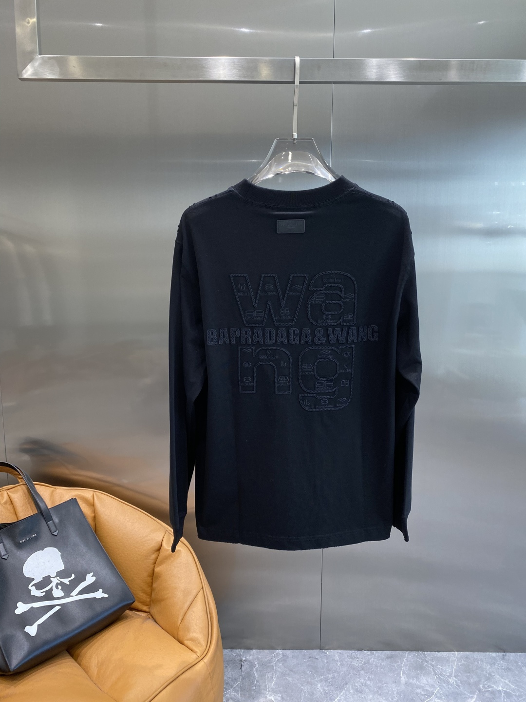 《𝙉𝙚𝙬🤍🖤亚历山家》2025ss长袖t恤 定制全棉双纱紧密爽滑面料，布面干净，布纹清晰，手感非常细腻扎