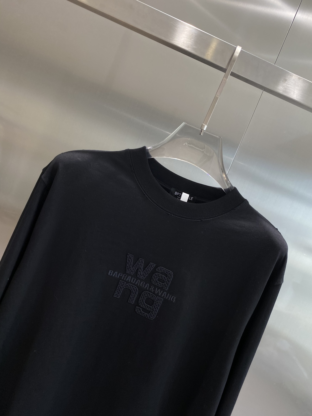 《𝙉𝙚𝙬🤍🖤亚历山家》2025ss长袖t恤 定制全棉双纱紧密爽滑面料，布面干净，布纹清晰，手感非常细腻扎