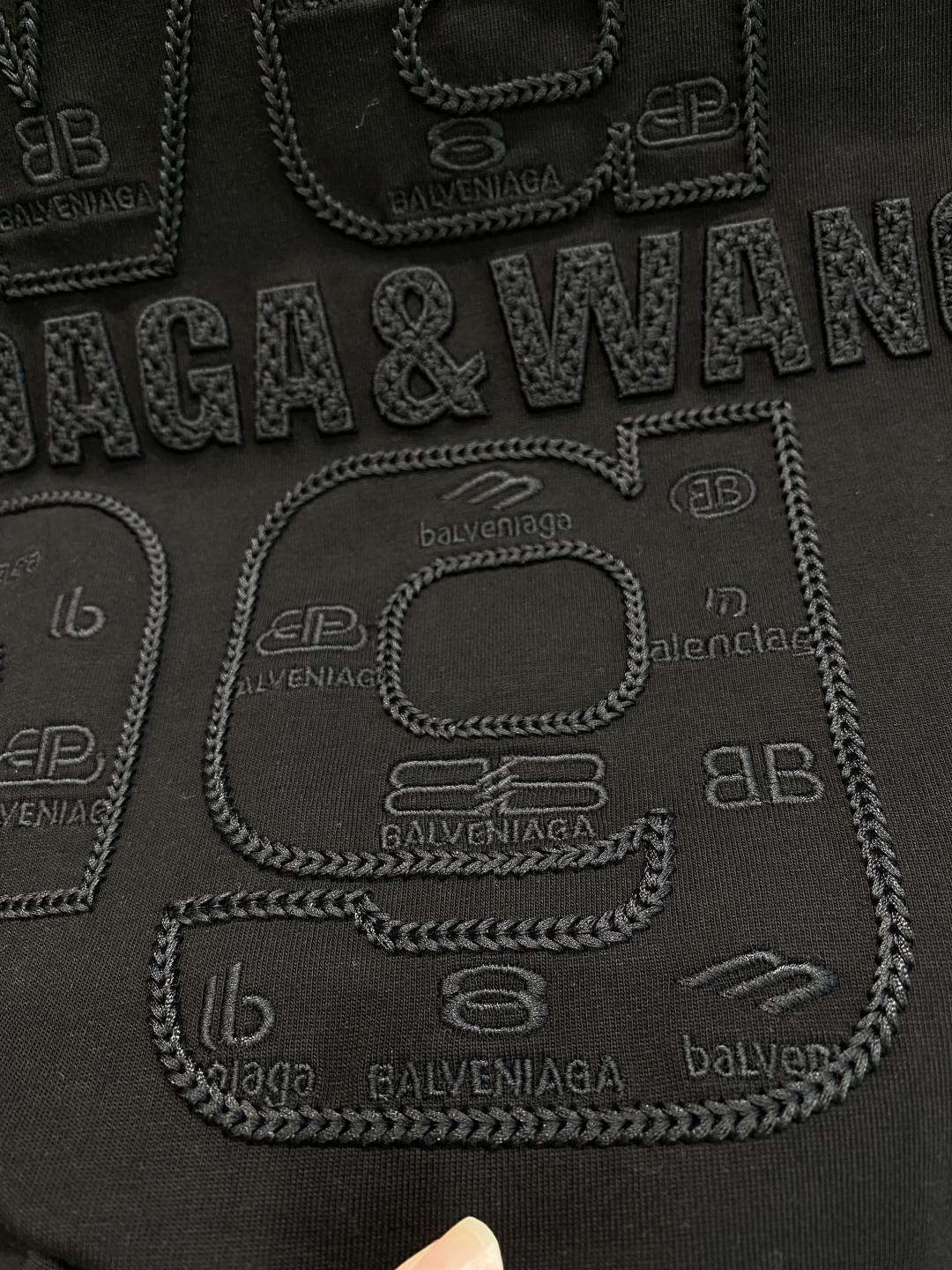 《𝙉𝙚𝙬🤍🖤亚历山家》2025ss长袖t恤 定制全棉双纱紧密爽滑面料，布面干净，布纹清晰，手感非常细腻扎