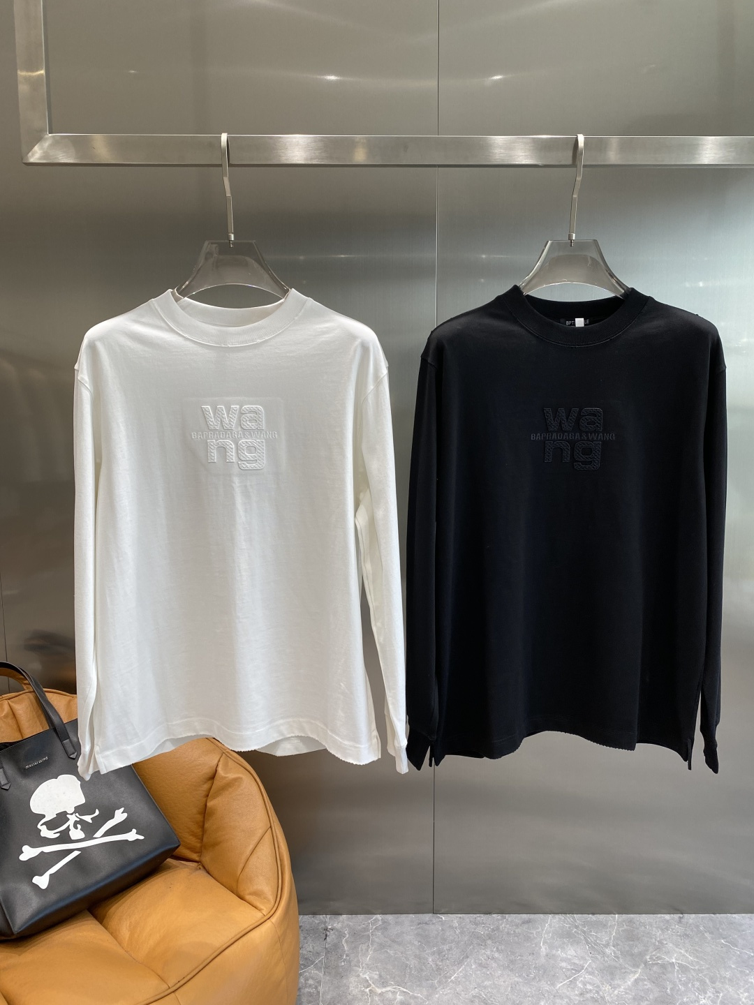 《𝙉𝙚𝙬🤍🖤亚历山家》2025ss长袖t恤 定制全棉双纱紧密爽滑面料，布面干净，布纹清晰，手感非常细腻 