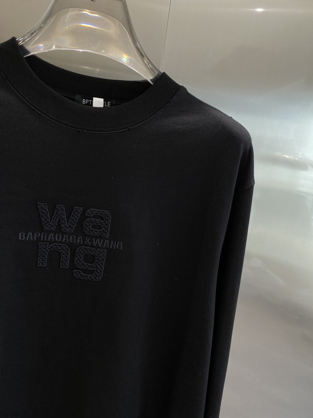 《𝙉𝙚𝙬🤍🖤亚历山家》2025ss长袖t恤 定制全棉双纱紧密爽滑面料，布面干净，布纹清晰，手感非常细腻扎