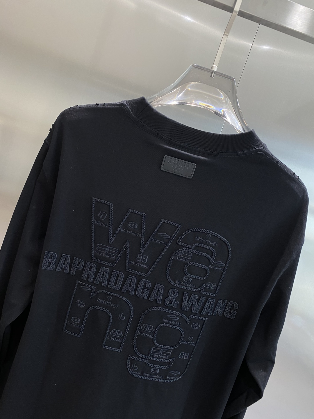 《𝙉𝙚𝙬🤍🖤亚历山家》2025ss长袖t恤 定制全棉双纱紧密爽滑面料，布面干净，布纹清晰，手感非常细腻扎