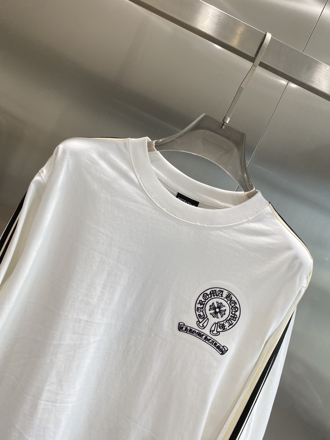 《𝙉𝙚𝙬🤍🖤克家》2025ss长袖t恤 定制全棉双纱紧密爽滑面料，布面干净，布纹清晰，手感非常细腻 紧实