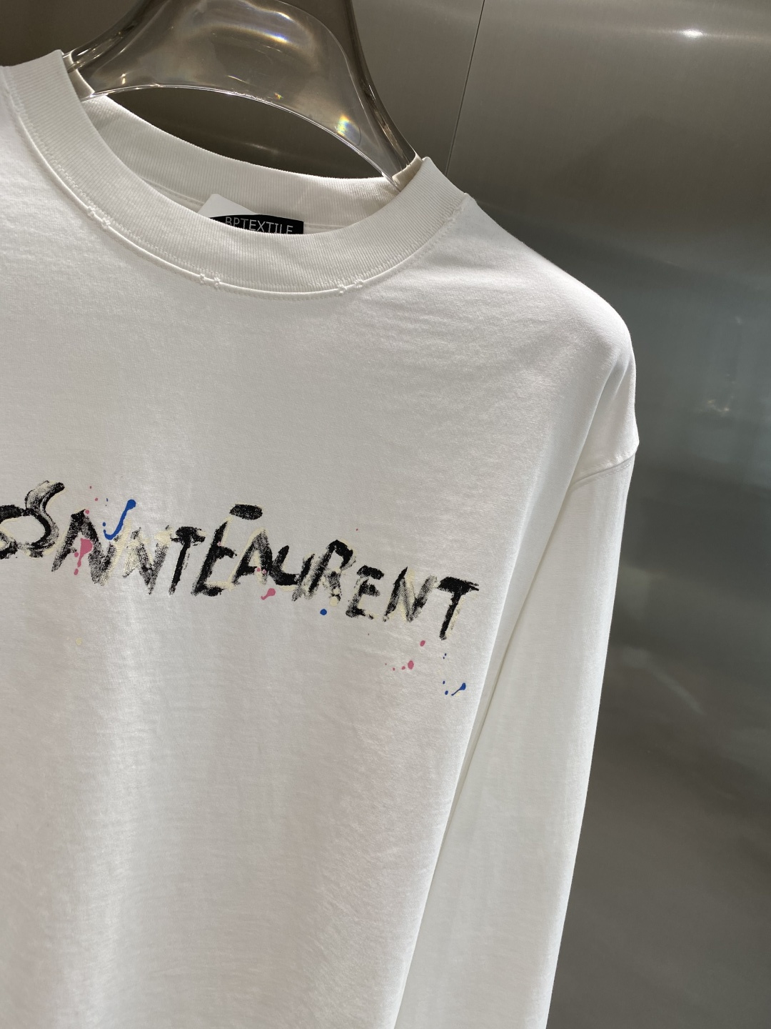 《𝙉𝙚𝙬🤍🖤圣罗家》2025秋冬专柜新款 时尚休闲打底衫长袖T恤，精选进口高密度双面拉架棉面料，精致原版