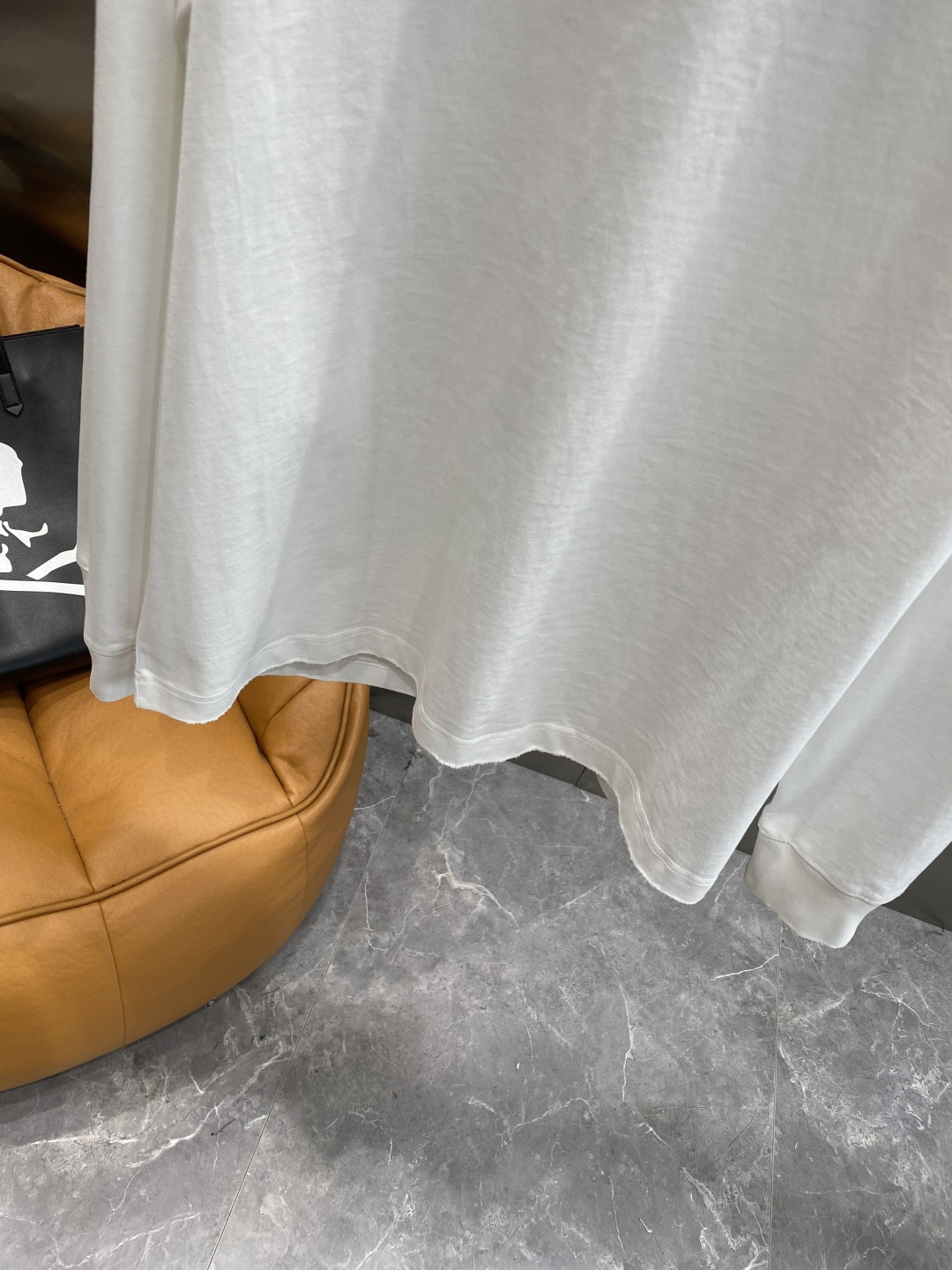 《𝙉𝙚𝙬🤍🖤圣罗家》2025秋冬专柜新款 时尚休闲打底衫长袖T恤，精选进口高密度双面拉架棉面料，精致原版