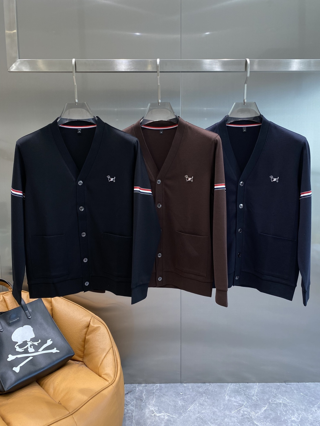 NO:691282,'TB Home' 25 new autumn and winter cardigan sweatshirts, front brand logo design, creative reinterpretation of the brand's iconic design, using 400 grams of lyocell air layer fabric, which has the characteristics of soft, warm, comfortable and breathable, light and drapey, and the four-fold fiber structure makes the fabric less prone to wrinkles. Sizes M-3XL, hoodie, sweatshirts,19860909《TB家》 25秋冬新品开衫卫衣,正面品牌标识设计,创意重释品牌标志性设计,采用400克重莱赛尔空气层面料,其特性柔透保暖舒适透气性佳、轻盈有垂感、四重纤维构造使得面料不容易产生皱褶 尺码M-3XL隔天,,hoodie,sweatshirts,,Men's clothing