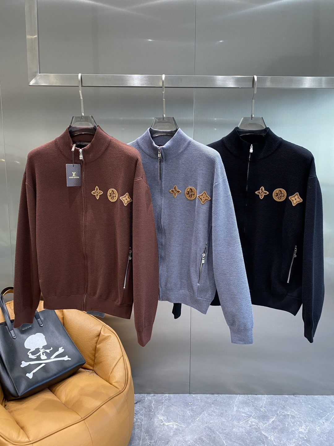 《🌾 𝙉𝙚𝙬🤍🖤驴家》2025秋冬新款绵羊毛拉链毛衣开衫，绵羊毛面料，手感柔软。 logo图案设计，贸易