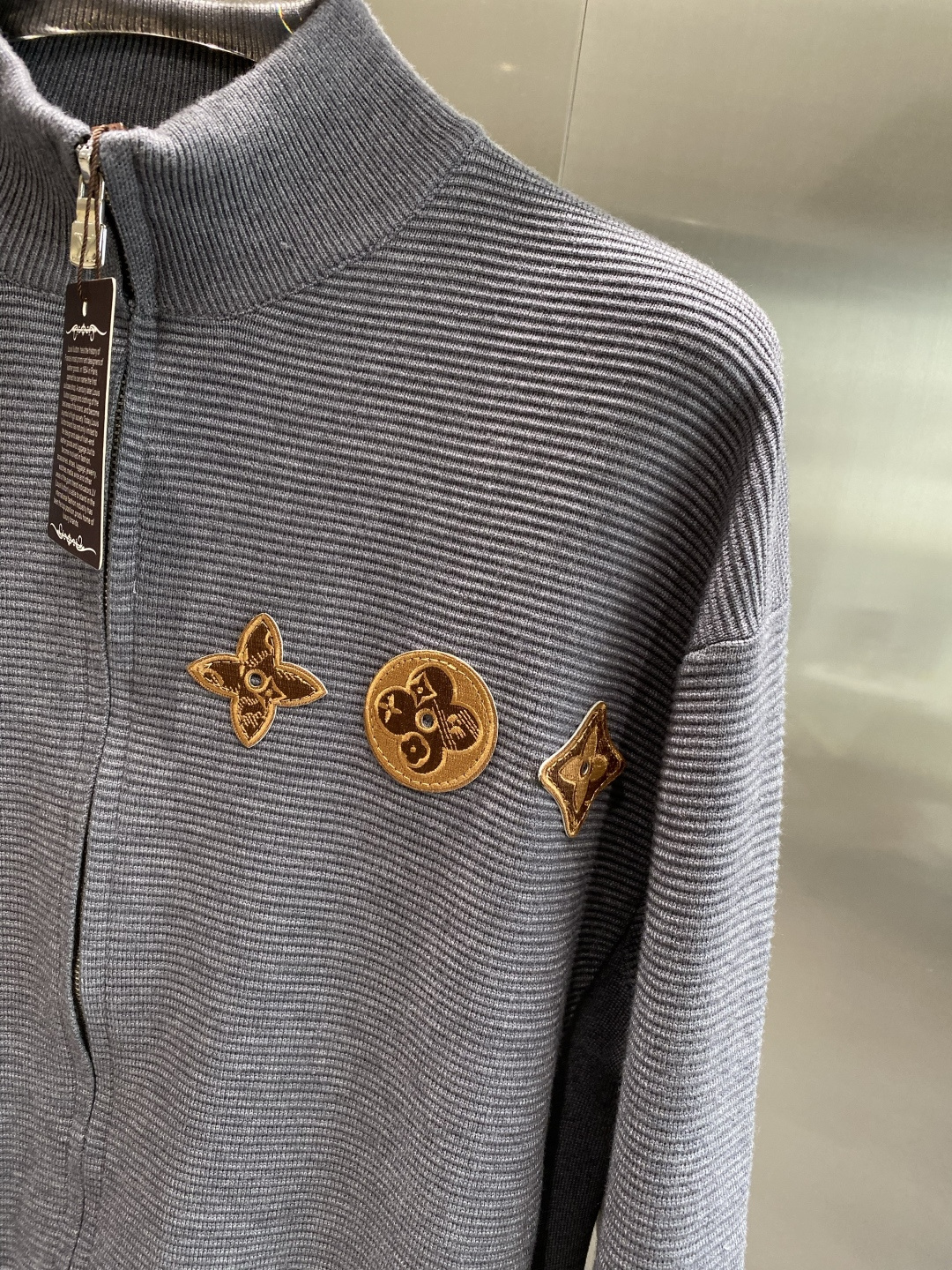 《🌾 𝙉𝙚𝙬🤍🖤驴家》2025秋冬新款绵羊毛拉链毛衣开衫，绵羊毛面料，手感柔软。 logo图案设计，贸易