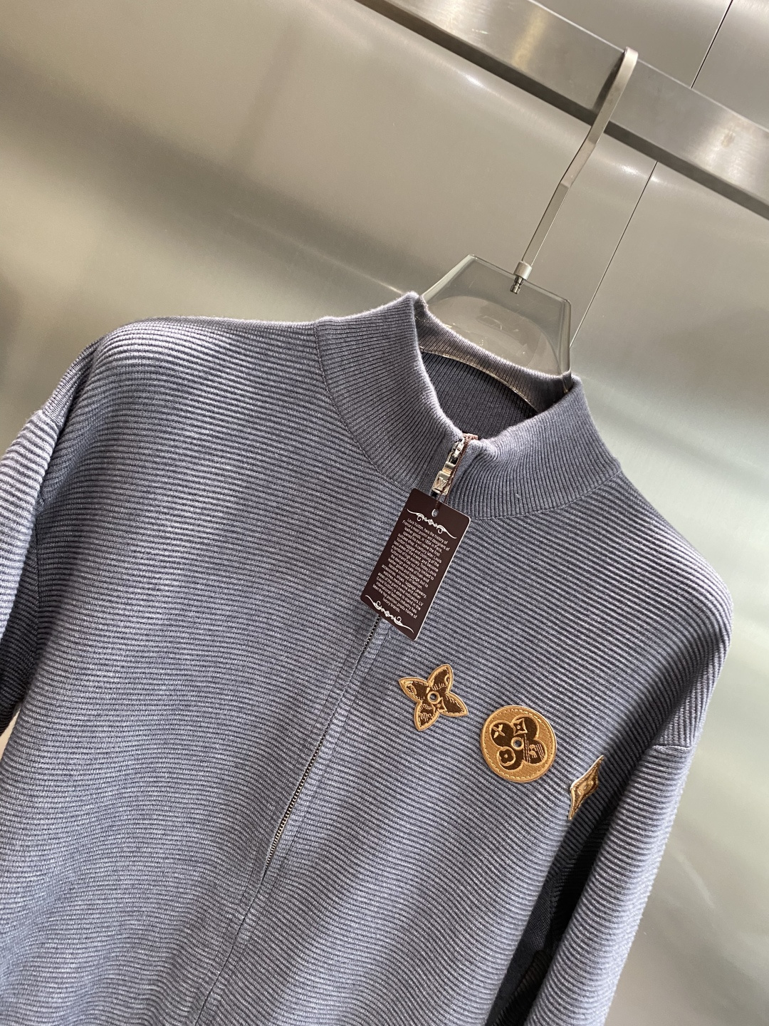 《🌾 𝙉𝙚𝙬🤍🖤驴家》2025秋冬新款绵羊毛拉链毛衣开衫，绵羊毛面料，手感柔软。 logo图案设计，贸易