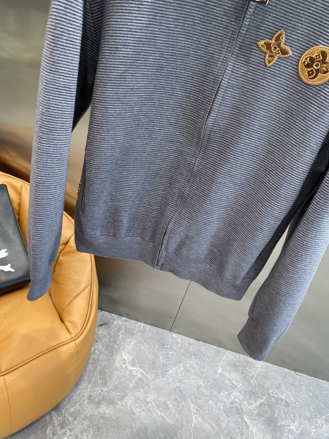 《🌾 𝙉𝙚𝙬🤍🖤驴家》2025秋冬新款绵羊毛拉链毛衣开衫，绵羊毛面料，手感柔软。 logo图案设计，贸易