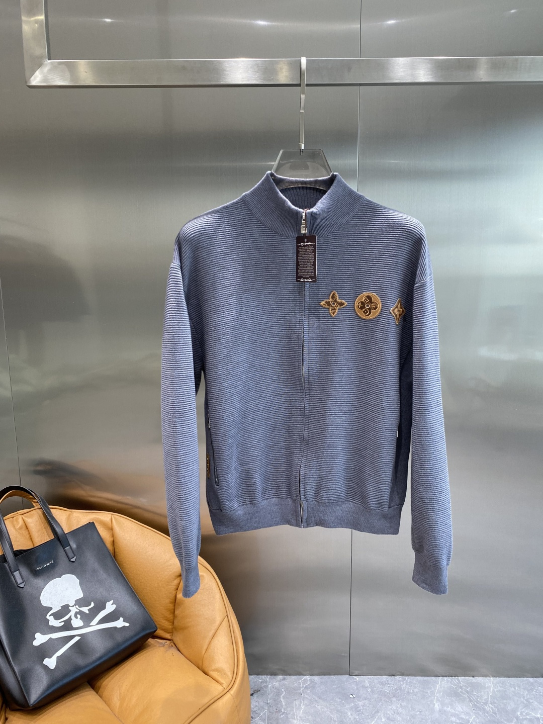 《🌾 𝙉𝙚𝙬🤍🖤驴家》2025秋冬新款绵羊毛拉链毛衣开衫，绵羊毛面料，手感柔软。 logo图案设计，贸易