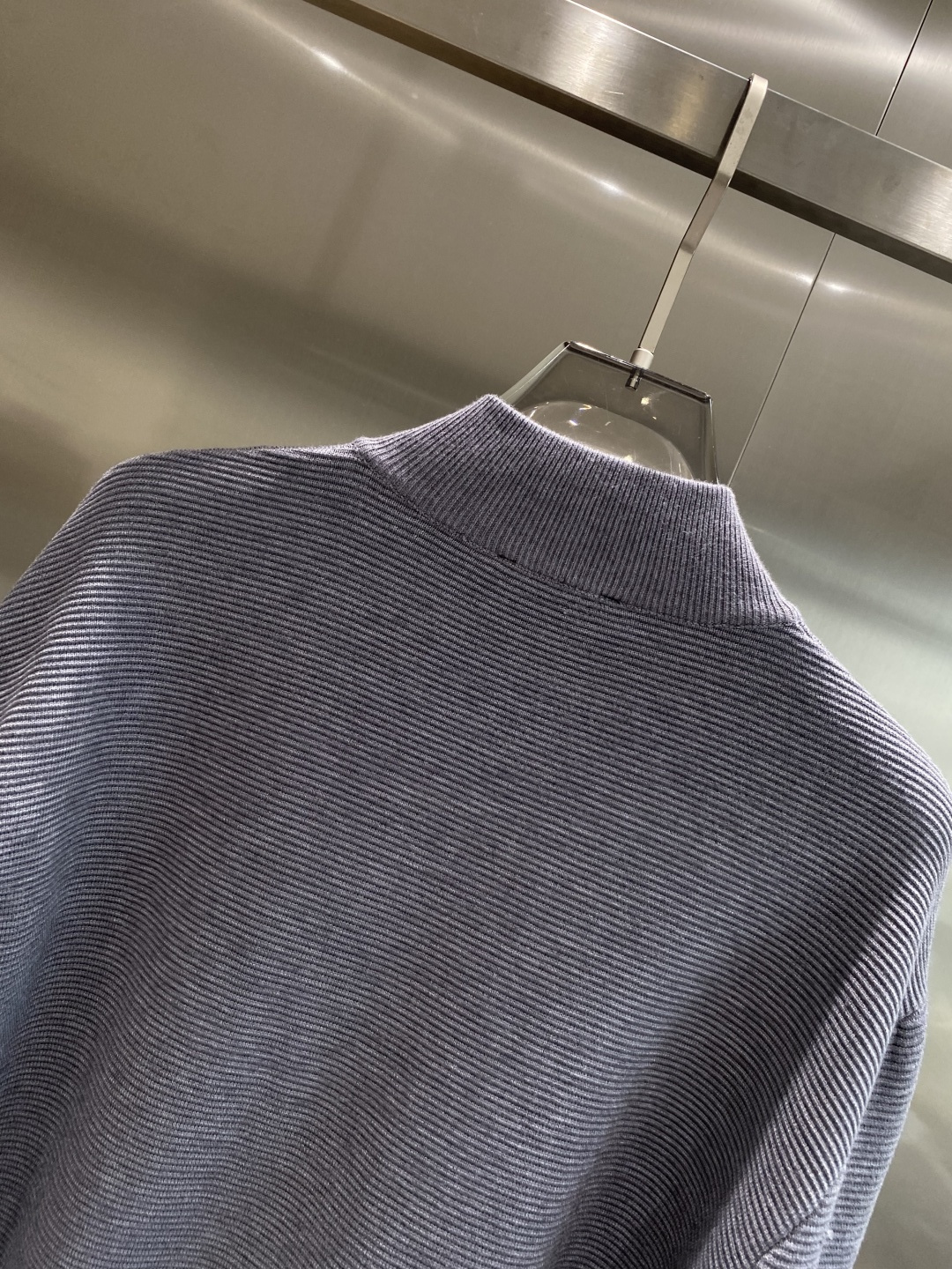 《🌾 𝙉𝙚𝙬🤍🖤驴家》2025秋冬新款绵羊毛拉链毛衣开衫，绵羊毛面料，手感柔软。 logo图案设计，贸易