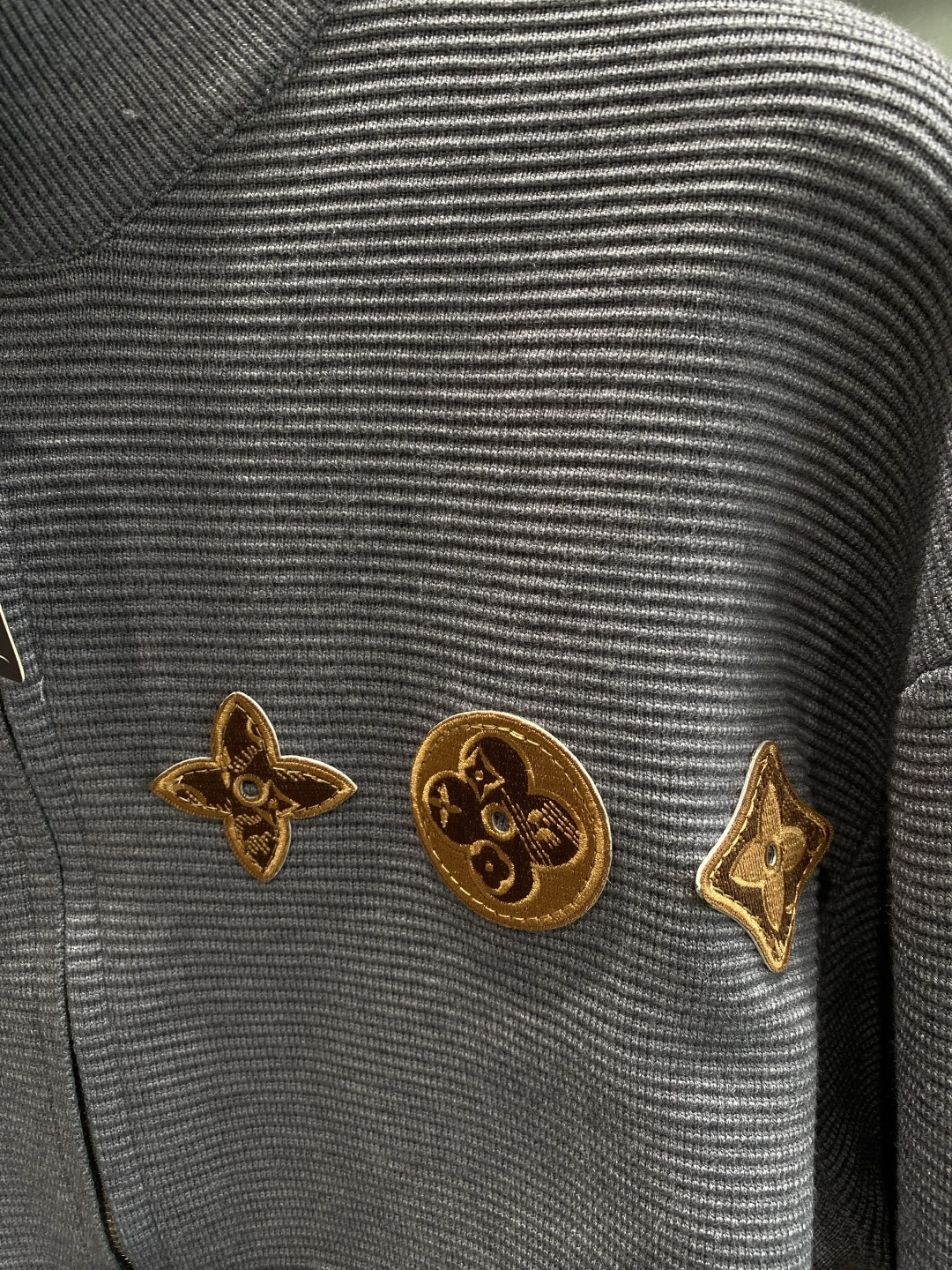 《🌾 𝙉𝙚𝙬🤍🖤驴家》2025秋冬新款绵羊毛拉链毛衣开衫，绵羊毛面料，手感柔软。 logo图案设计，贸易