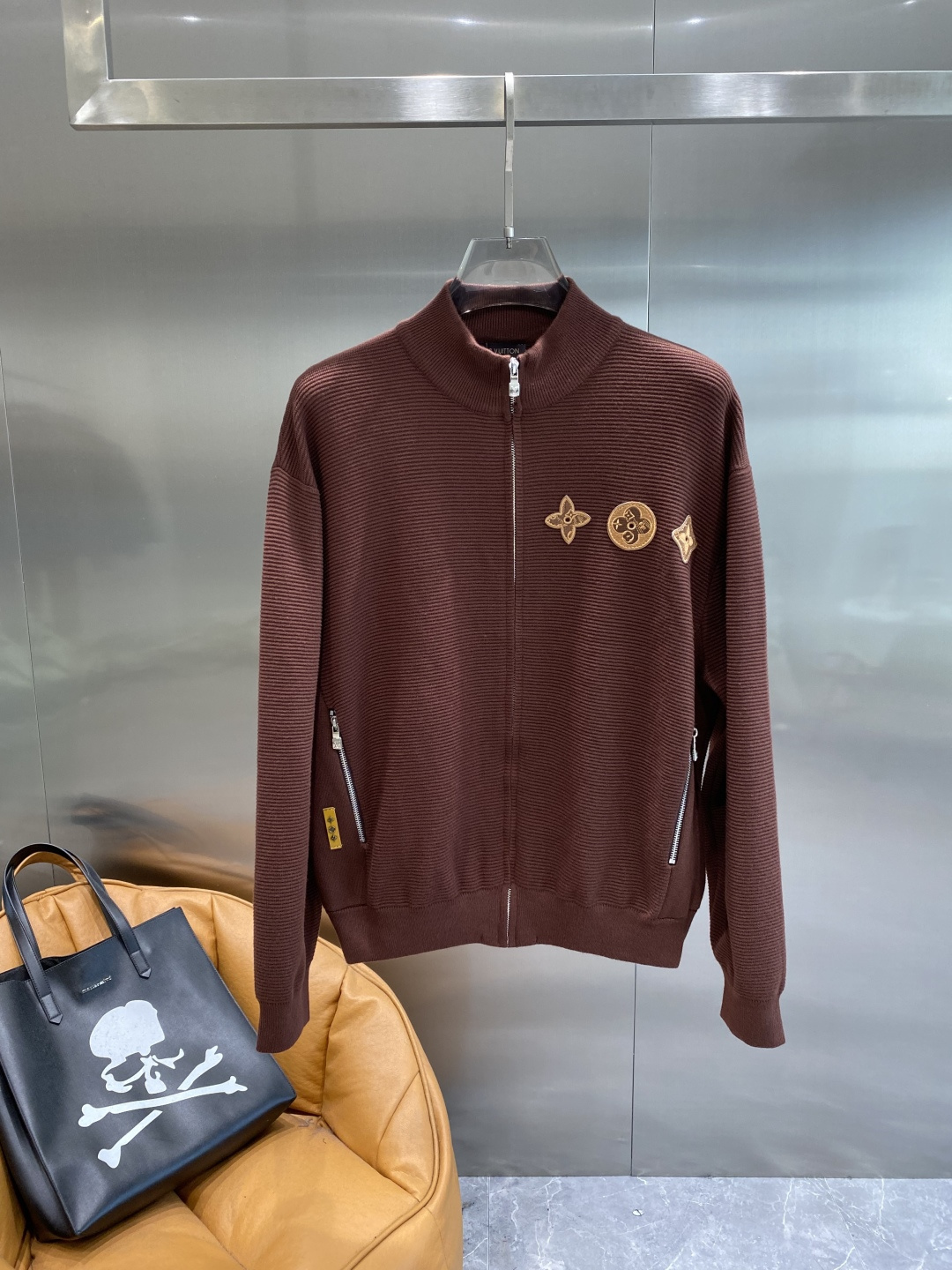 《🌾 𝙉𝙚𝙬🤍🖤驴家》2025秋冬新款绵羊毛拉链毛衣开衫，绵羊毛面料，手感柔软。 logo图案设计，贸易