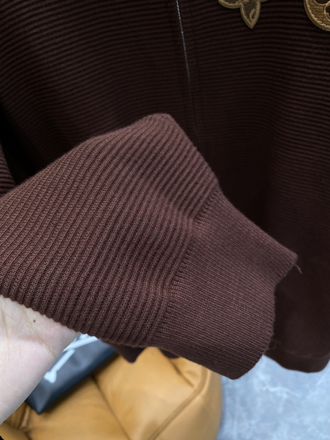 《🌾 𝙉𝙚𝙬🤍🖤驴家》2025秋冬新款绵羊毛拉链毛衣开衫，绵羊毛面料，手感柔软。 logo图案设计，贸易