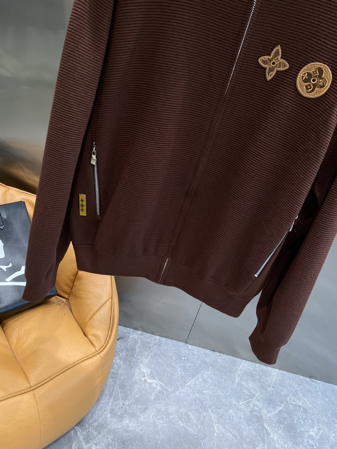 《🌾 𝙉𝙚𝙬🤍🖤驴家》2025秋冬新款绵羊毛拉链毛衣开衫，绵羊毛面料，手感柔软。 logo图案设计，贸易