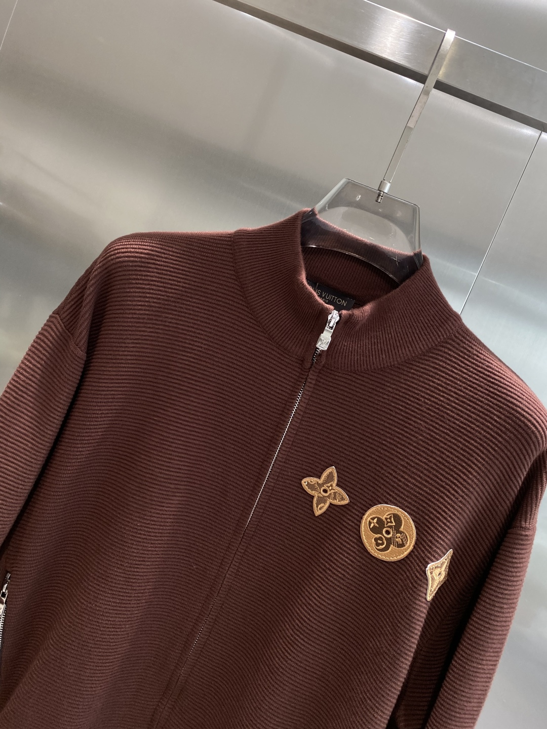 《🌾 𝙉𝙚𝙬🤍🖤驴家》2025秋冬新款绵羊毛拉链毛衣开衫，绵羊毛面料，手感柔软。 logo图案设计，贸易