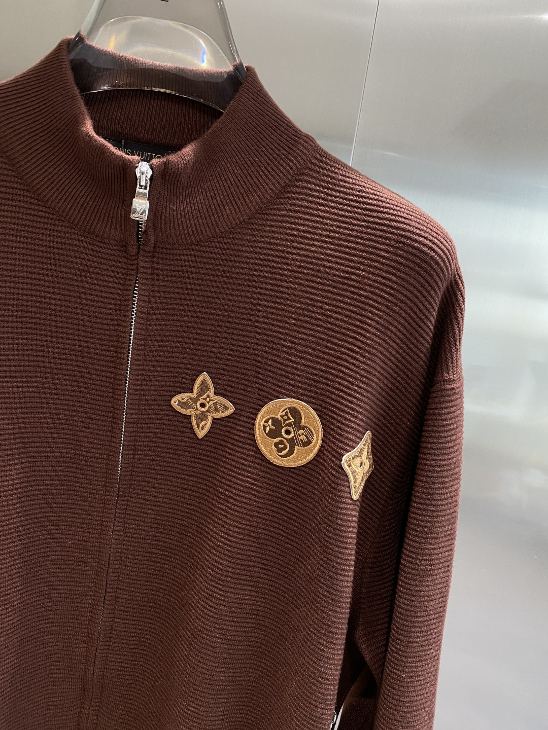 《🌾 𝙉𝙚𝙬🤍🖤驴家》2025秋冬新款绵羊毛拉链毛衣开衫，绵羊毛面料，手感柔软。 logo图案设计，贸易