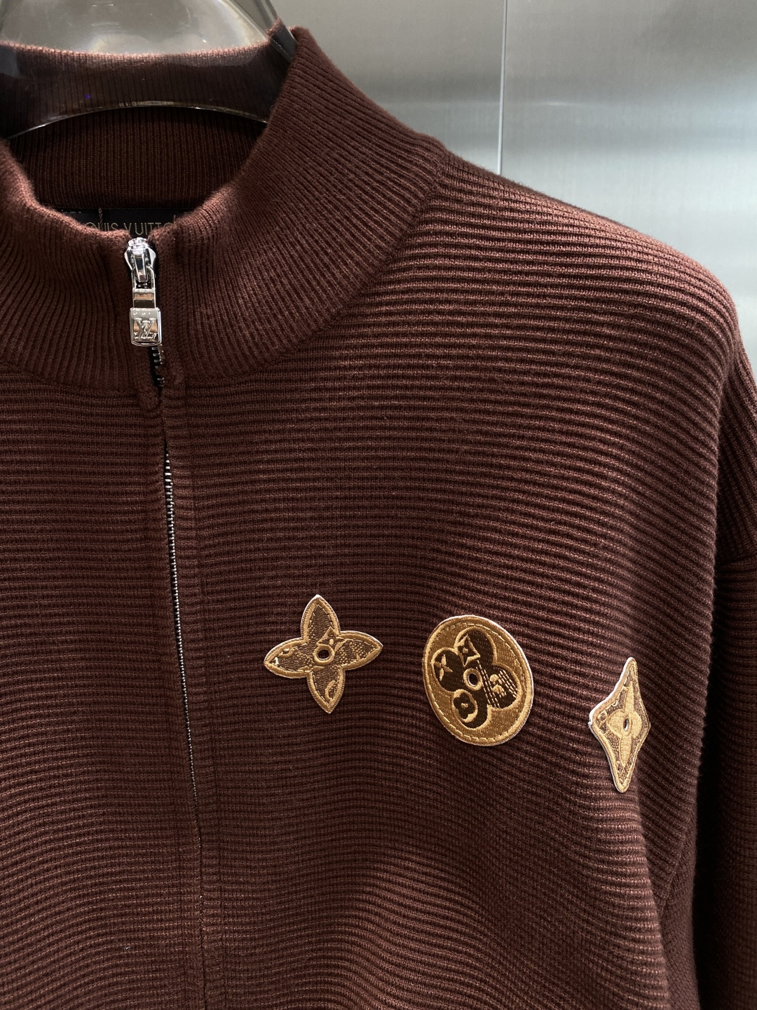 《🌾 𝙉𝙚𝙬🤍🖤驴家》2025秋冬新款绵羊毛拉链毛衣开衫，绵羊毛面料，手感柔软。 logo图案设计，贸易