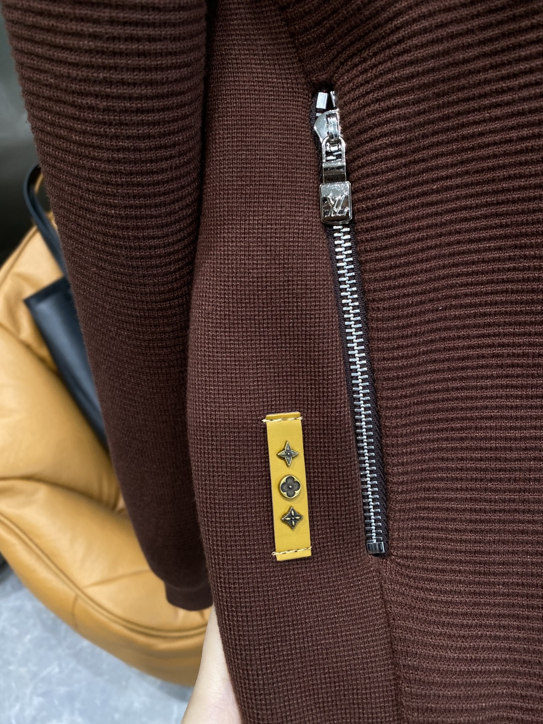 《🌾 𝙉𝙚𝙬🤍🖤驴家》2025秋冬新款绵羊毛拉链毛衣开衫，绵羊毛面料，手感柔软。 logo图案设计，贸易