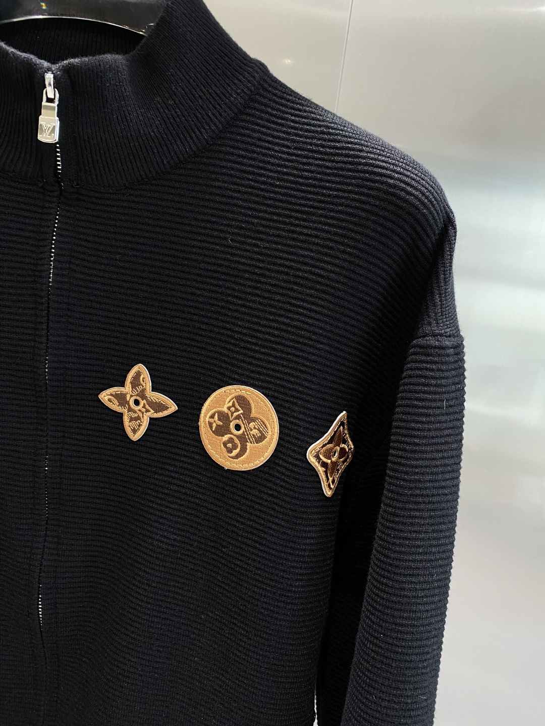 《🌾 𝙉𝙚𝙬🤍🖤驴家》2025秋冬新款绵羊毛拉链毛衣开衫，绵羊毛面料，手感柔软。 logo图案设计，贸易