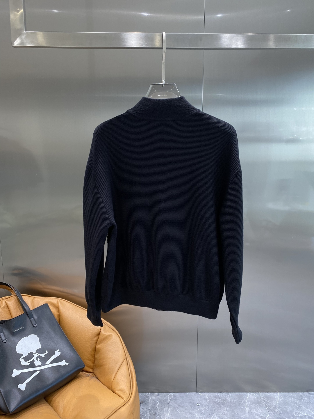 《🌾 𝙉𝙚𝙬🤍🖤驴家》2025秋冬新款绵羊毛拉链毛衣开衫，绵羊毛面料，手感柔软。 logo图案设计，贸易