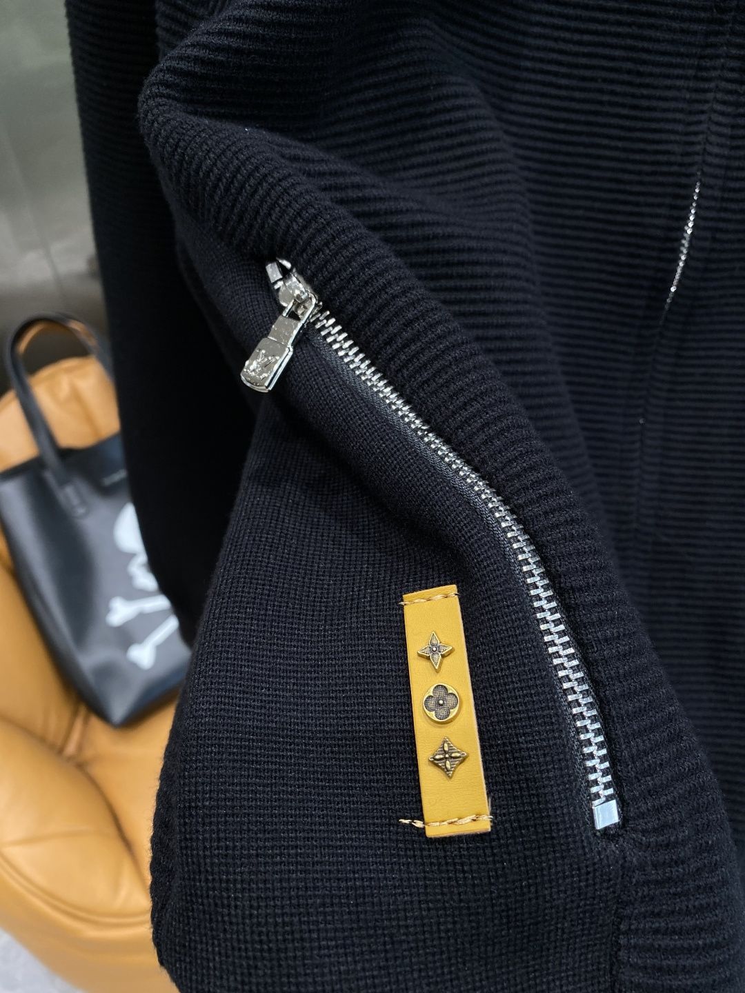 《🌾 𝙉𝙚𝙬🤍🖤驴家》2025秋冬新款绵羊毛拉链毛衣开衫，绵羊毛面料，手感柔软。 logo图案设计，贸易