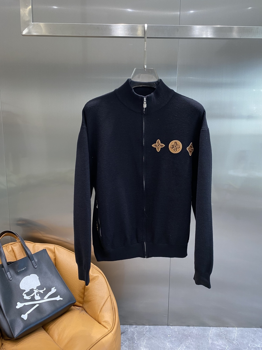 《🌾 𝙉𝙚𝙬🤍🖤驴家》2025秋冬新款绵羊毛拉链毛衣开衫，绵羊毛面料，手感柔软。 logo图案设计，贸易