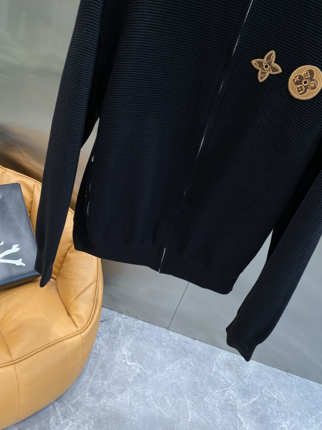 《🌾 𝙉𝙚𝙬🤍🖤驴家》2025秋冬新款绵羊毛拉链毛衣开衫，绵羊毛面料，手感柔软。 logo图案设计，贸易