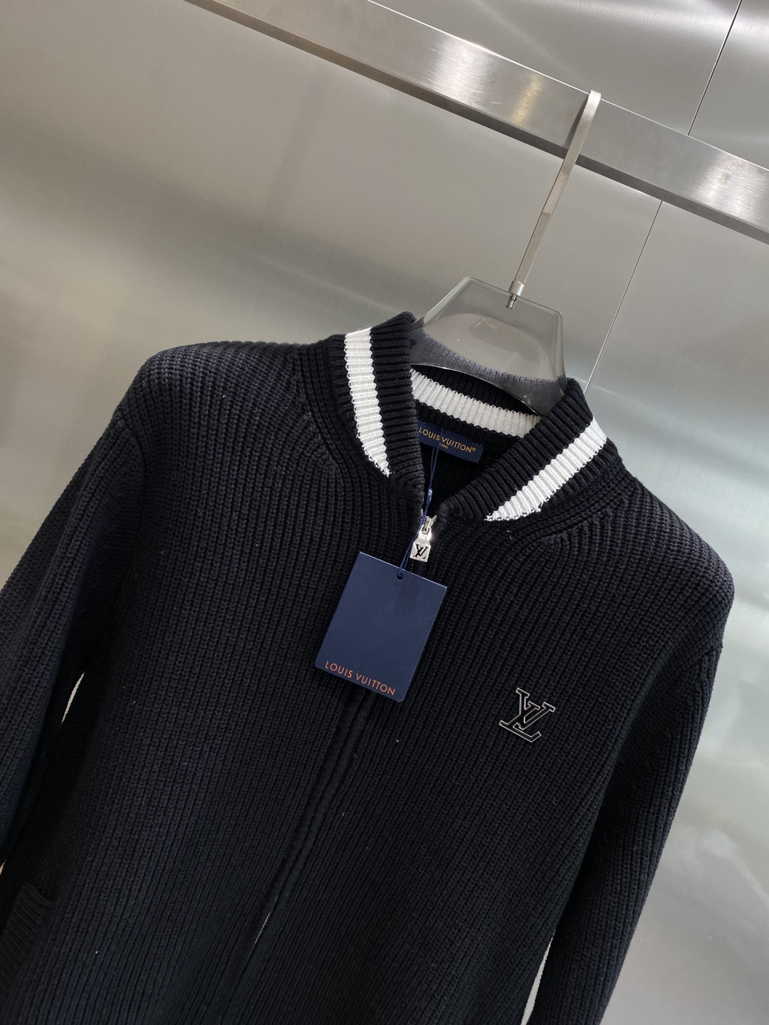 《🌾 𝙉𝙚𝙬🤍🖤驴家》2025秋冬新款绵羊毛拉链毛衣开衫，绵羊毛面料，手感柔软。 logo图案设计，贸易