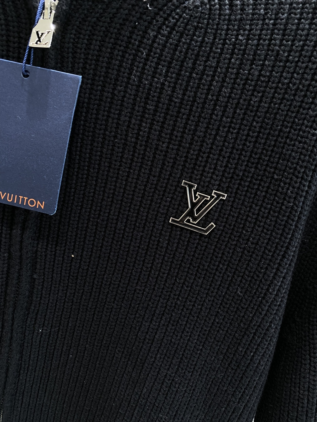 《🌾 𝙉𝙚𝙬🤍🖤驴家》2025秋冬新款绵羊毛拉链毛衣开衫，绵羊毛面料，手感柔软。 logo图案设计，贸易