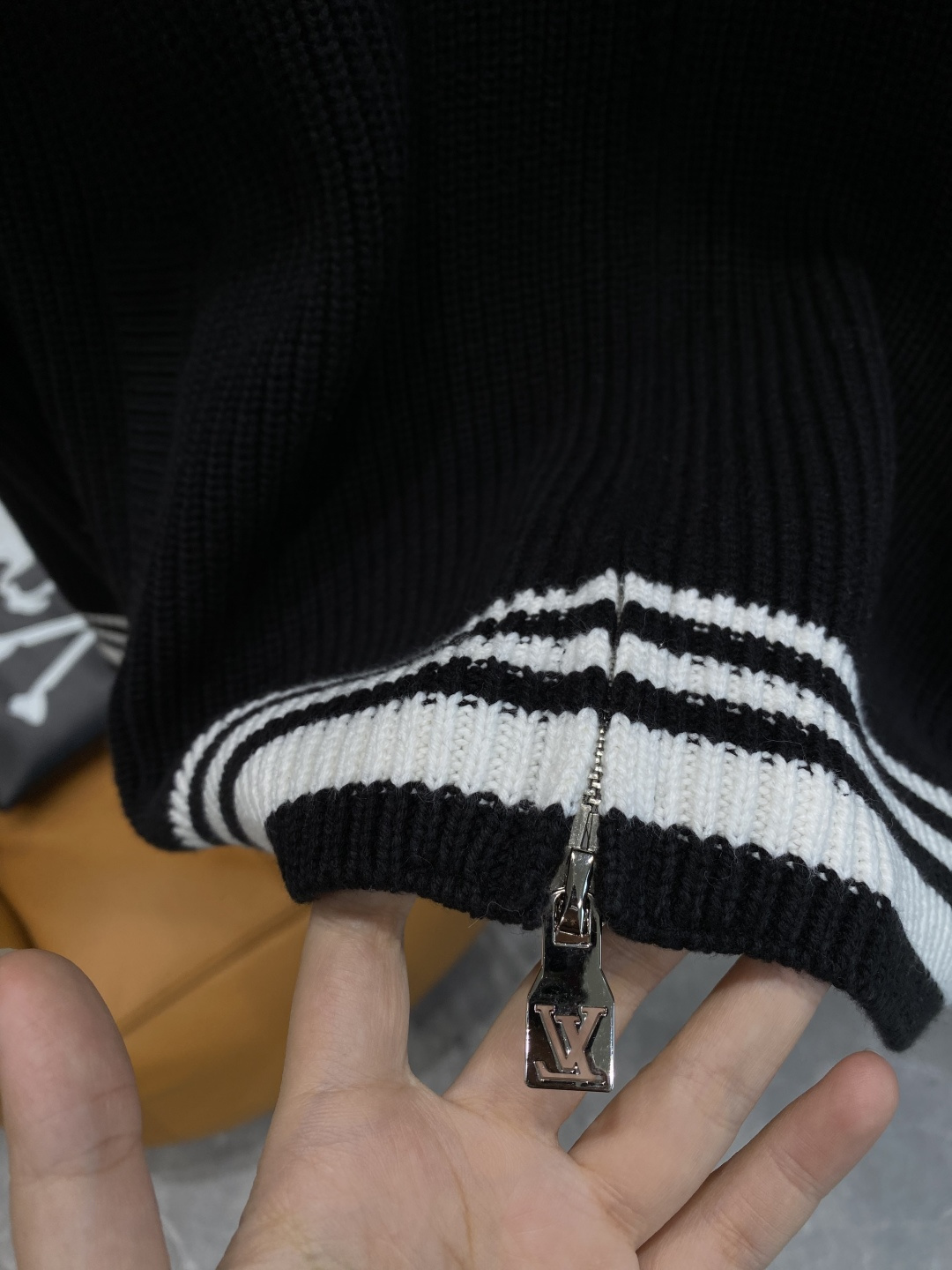 《🌾 𝙉𝙚𝙬🤍🖤驴家》2025秋冬新款绵羊毛拉链毛衣开衫，绵羊毛面料，手感柔软。 logo图案设计，贸易