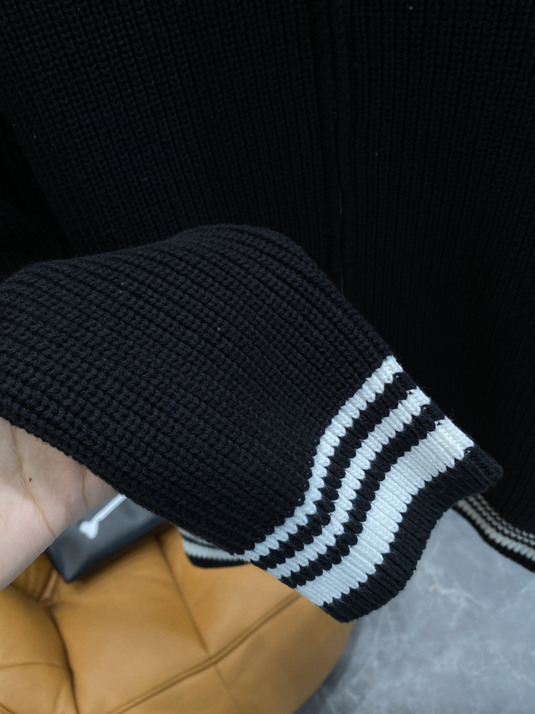 《🌾 𝙉𝙚𝙬🤍🖤驴家》2025秋冬新款绵羊毛拉链毛衣开衫，绵羊毛面料，手感柔软。 logo图案设计，贸易