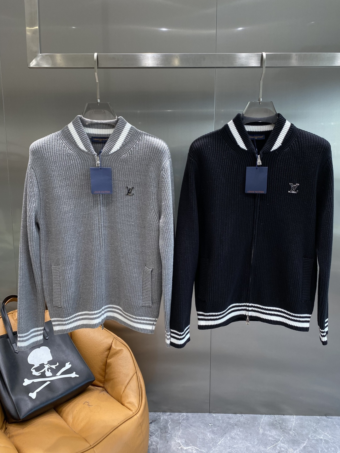 《🌾 𝙉𝙚𝙬🤍🖤驴家》2025秋冬新款绵羊毛拉链毛衣开衫，绵羊毛面料，手感柔软。 logo图案设计，贸易