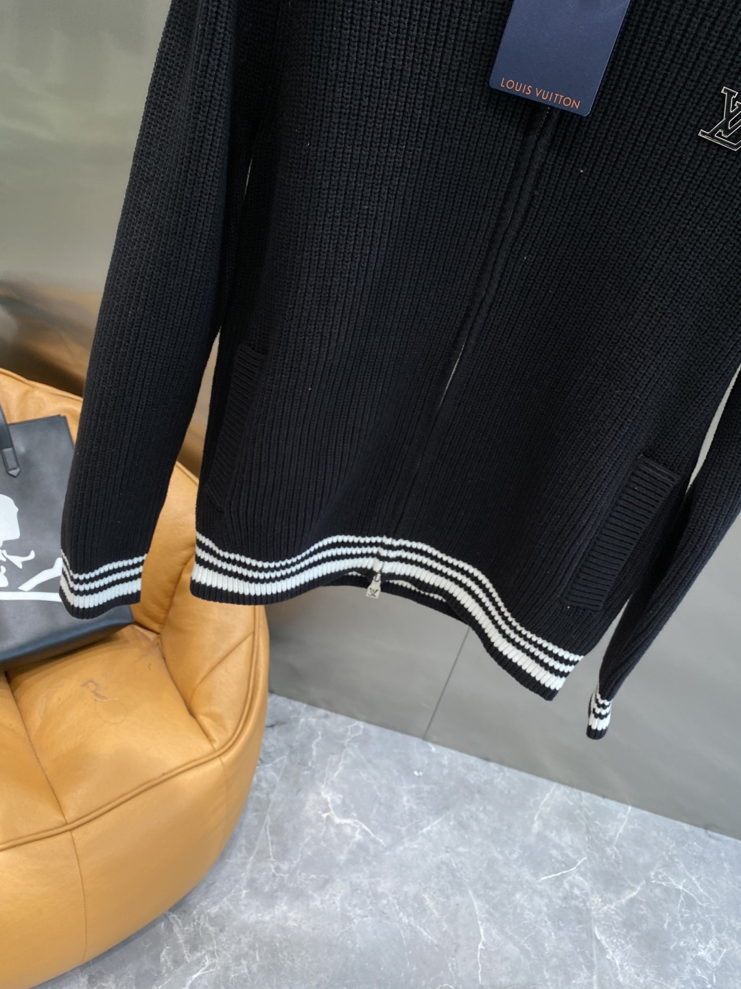 《🌾 𝙉𝙚𝙬🤍🖤驴家》2025秋冬新款绵羊毛拉链毛衣开衫，绵羊毛面料，手感柔软。 logo图案设计，贸易