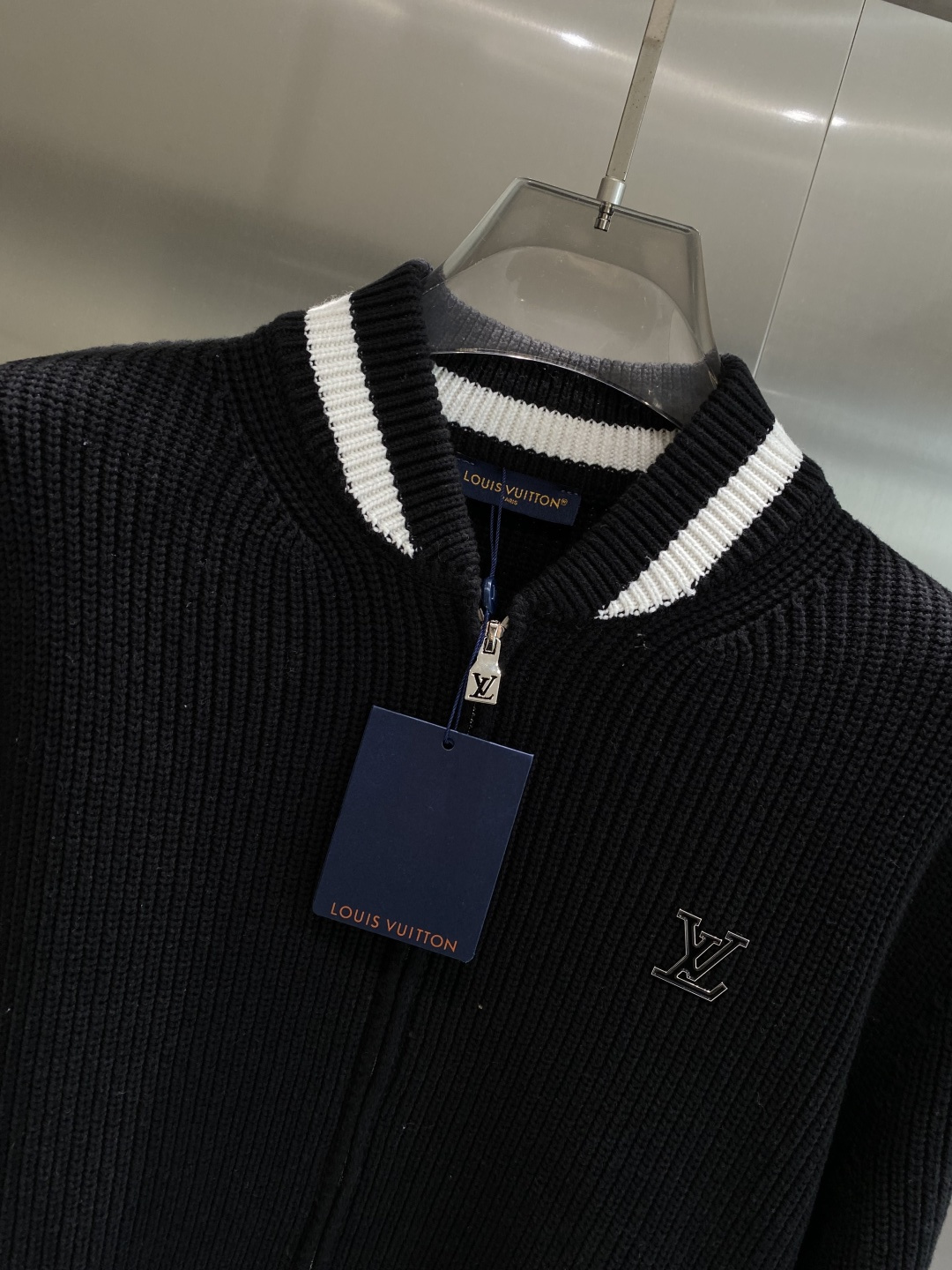 《🌾 𝙉𝙚𝙬🤍🖤驴家》2025秋冬新款绵羊毛拉链毛衣开衫，绵羊毛面料，手感柔软。 logo图案设计，贸易