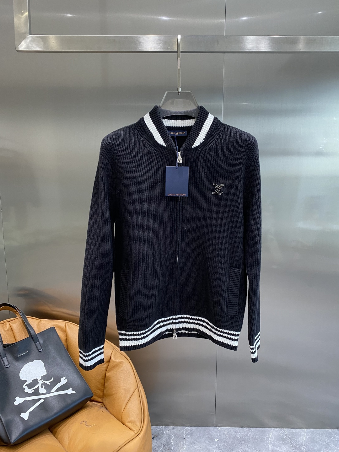 《🌾 𝙉𝙚𝙬🤍🖤驴家》2025秋冬新款绵羊毛拉链毛衣开衫，绵羊毛面料，手感柔软。 logo图案设计，贸易