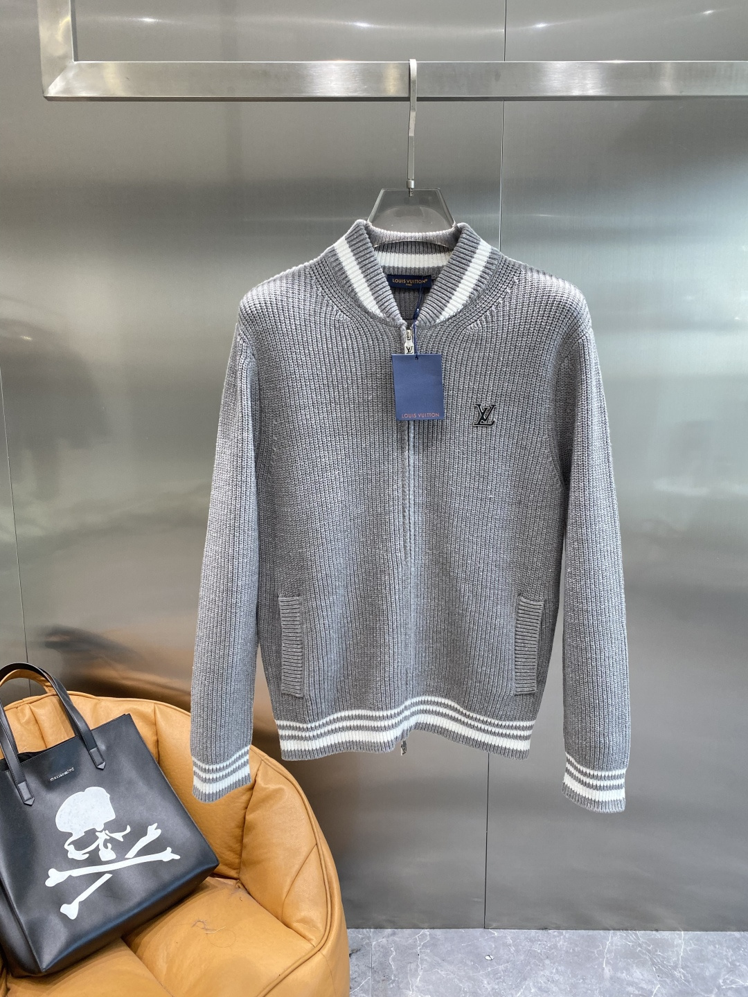 《🌾 𝙉𝙚𝙬🤍🖤驴家》2025秋冬新款绵羊毛拉链毛衣开衫，绵羊毛面料，手感柔软。 logo图案设计，贸易