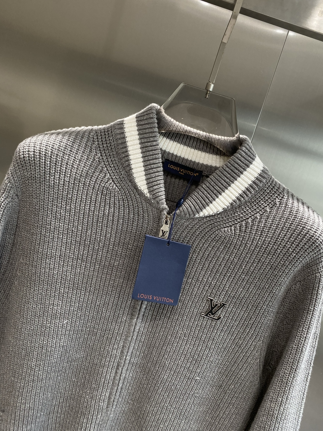 《🌾 𝙉𝙚𝙬🤍🖤驴家》2025秋冬新款绵羊毛拉链毛衣开衫，绵羊毛面料，手感柔软。 logo图案设计，贸易