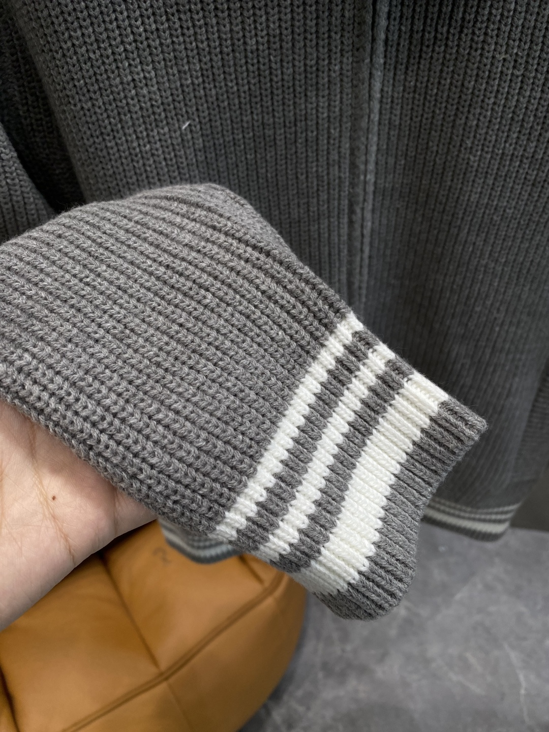 《🌾 𝙉𝙚𝙬🤍🖤驴家》2025秋冬新款绵羊毛拉链毛衣开衫，绵羊毛面料，手感柔软。 logo图案设计，贸易