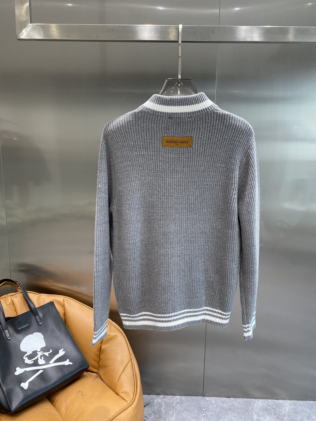 《🌾 𝙉𝙚𝙬🤍🖤驴家》2025秋冬新款绵羊毛拉链毛衣开衫，绵羊毛面料，手感柔软。 logo图案设计，贸易